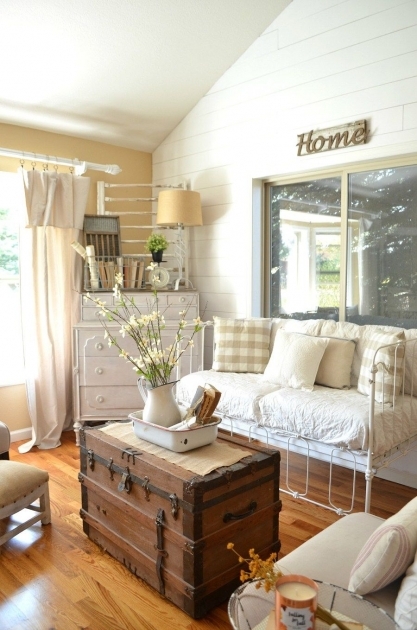 Classy Vintage Farmhouse Living Room Decor Photo