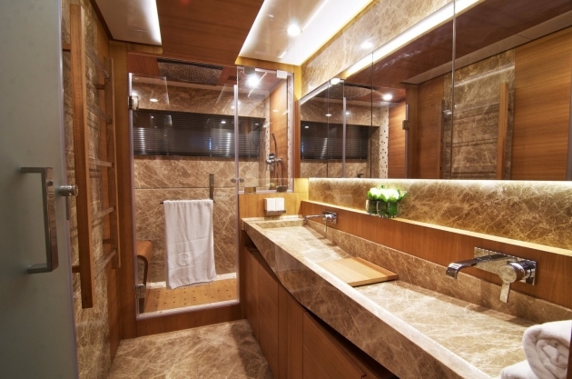 Gorgeous Yacht Bathroom Design Pic