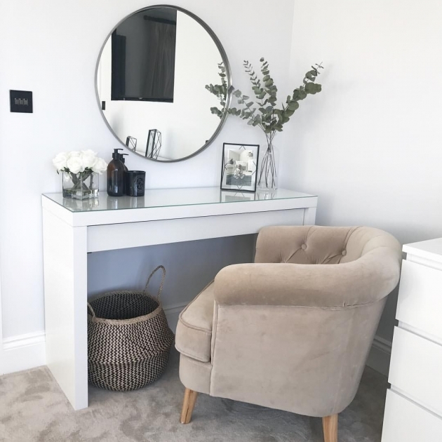 Stylish Living Room Vanity Table Pic
